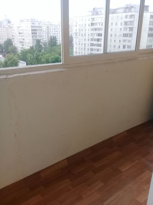 Un amplio y fresco balcón con un linda vista