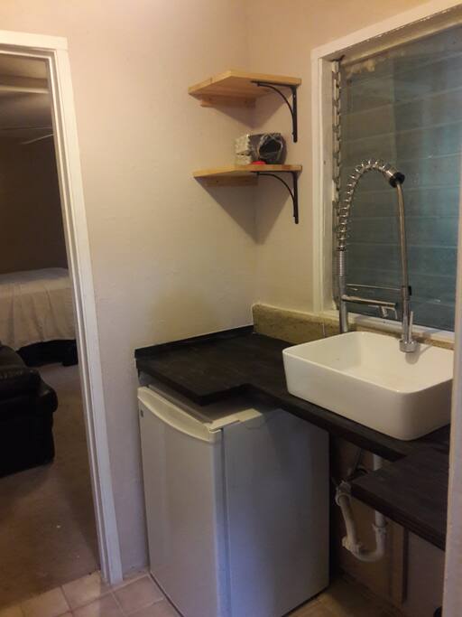 Kitchenette with hot plate and electric kettle.