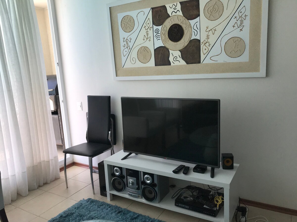 Inteligentný televízor v obývacej izbe... Cabla a internet. Hudobné vybavenie.