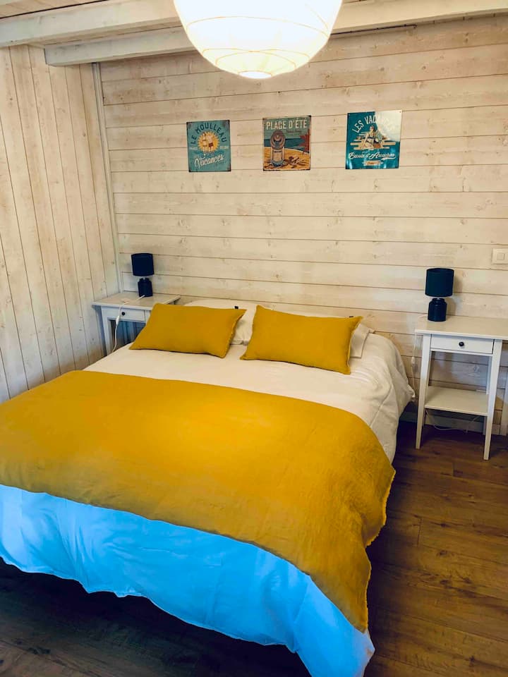 ห้องนอนอยู่ที่ชั้นล่างมีทางออกตรงไปยังสวนริมหน้าต่างอ่าวมีเตียงสำหรับ 2 คนขนาด 140x190