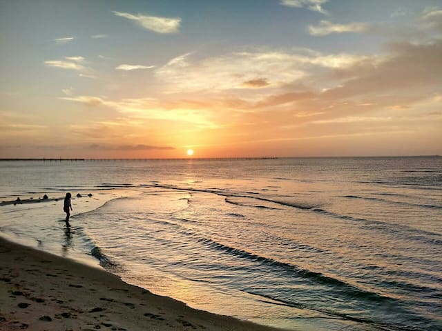 Walk Two Blocks To Beach, Private Entrance to Room