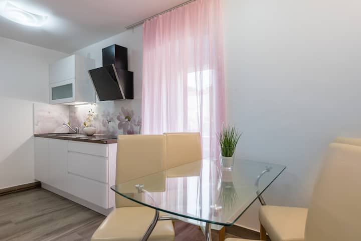 Sea View Two-bedroom Apartment In City Center - Malinska
