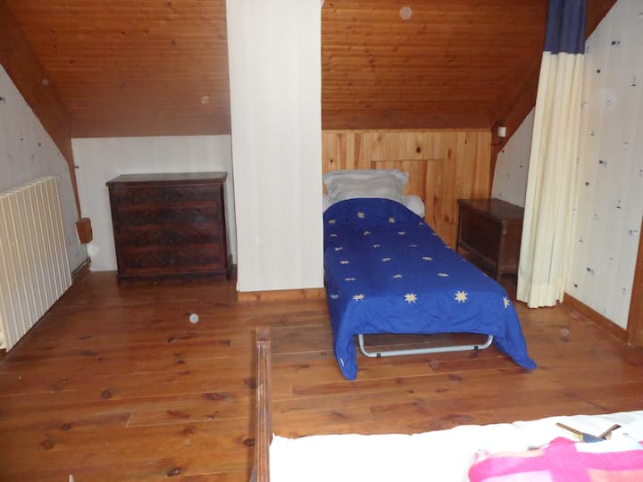 Habitación pasante 2 camas de 90 CM+ cuna (1er piso)