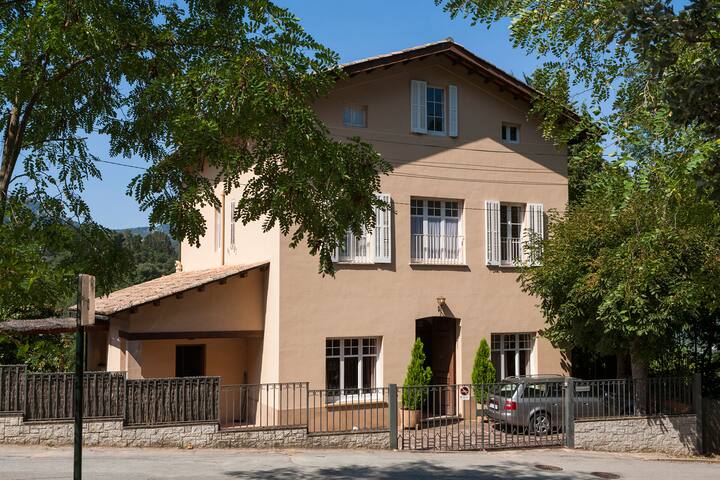 9 bedroom villa with large pool in Viladrau gallery image 4