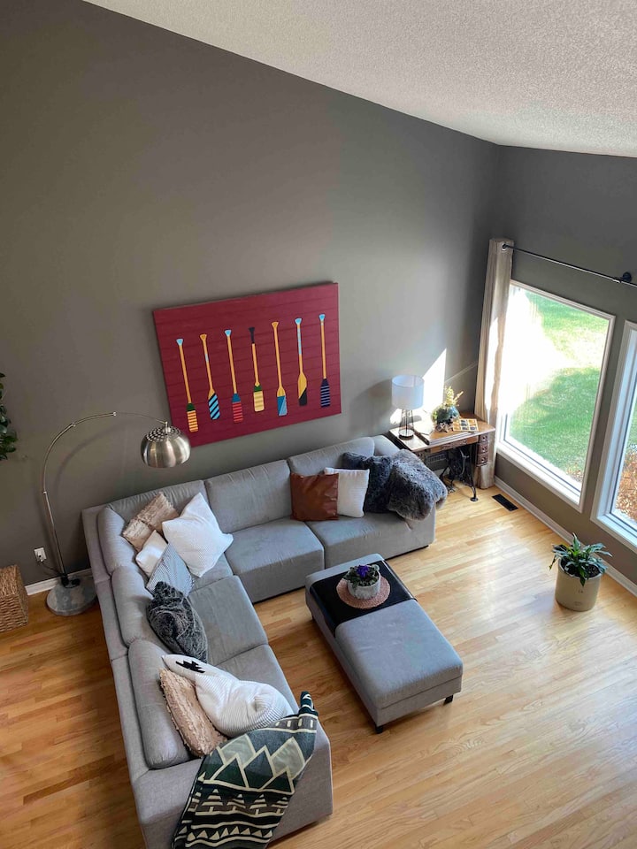 Cheerful 4-bedroom Riverview Home - Cochrane