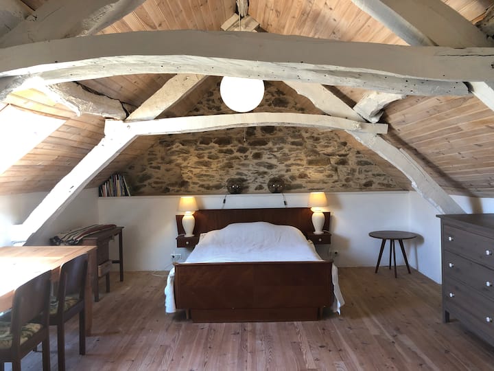 غرفة كبيرة في الغرفة العلوية