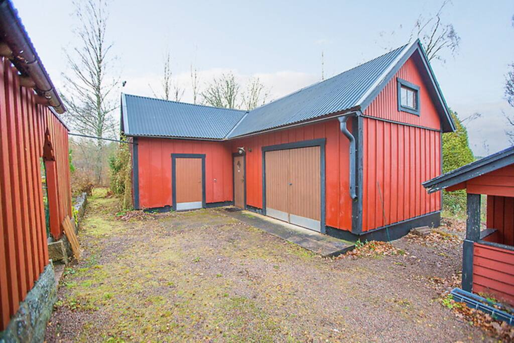 Gästhus med sovloft ingången är i lilla dörren i mitten