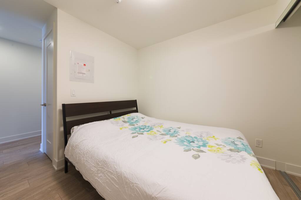 queen bed, clean room