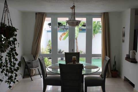 Family-Friendly Oasis, Fast Wi-Fi, Tennis Courts!