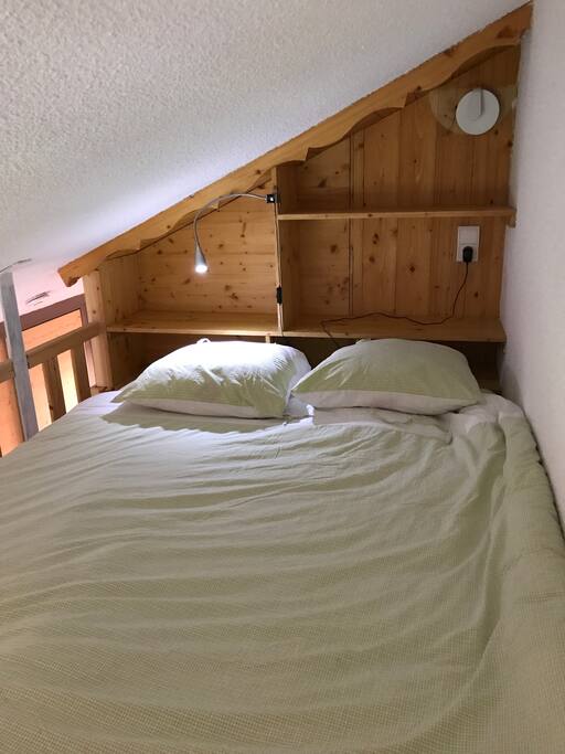 Le lit 140cm situé dans la mezzanine.