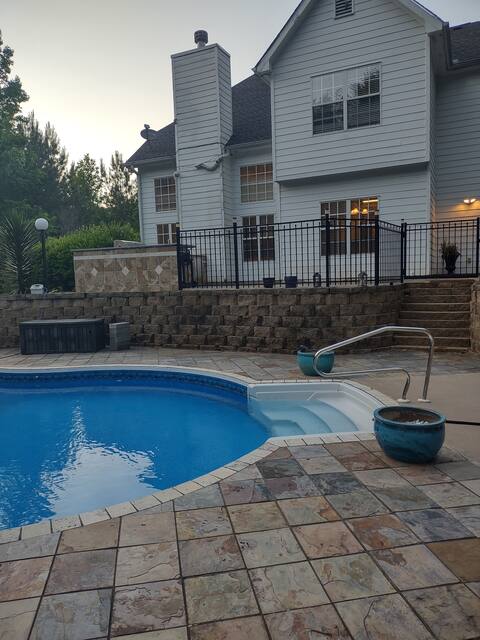 Backyard oasis/Private Pool/12 beds