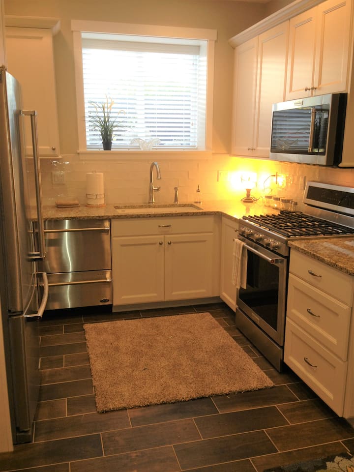 Spacious One Bedroom With Gourmet Kitchen - Seattle, WA