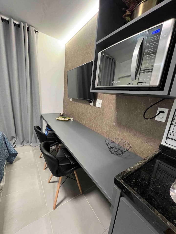 Televisheni mahiri, ofisi ya nyumbani na kaunta ya chakula 