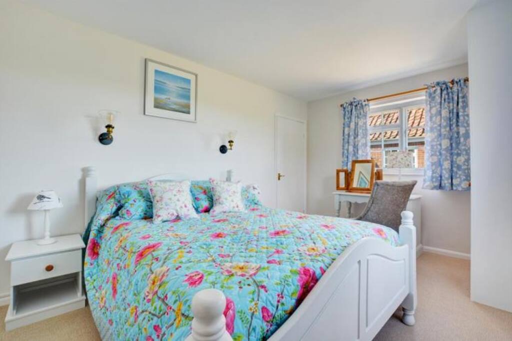 Ground floor, oh so pretty king size room!