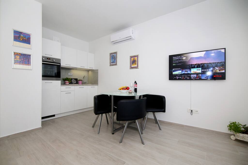 Sunny, spacious home, wifi & Netflix included