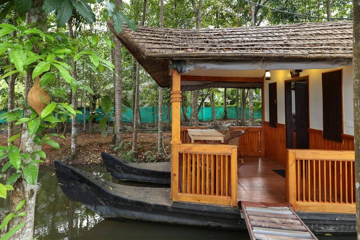 Floating Cottage on the shores of Vambanad Lake