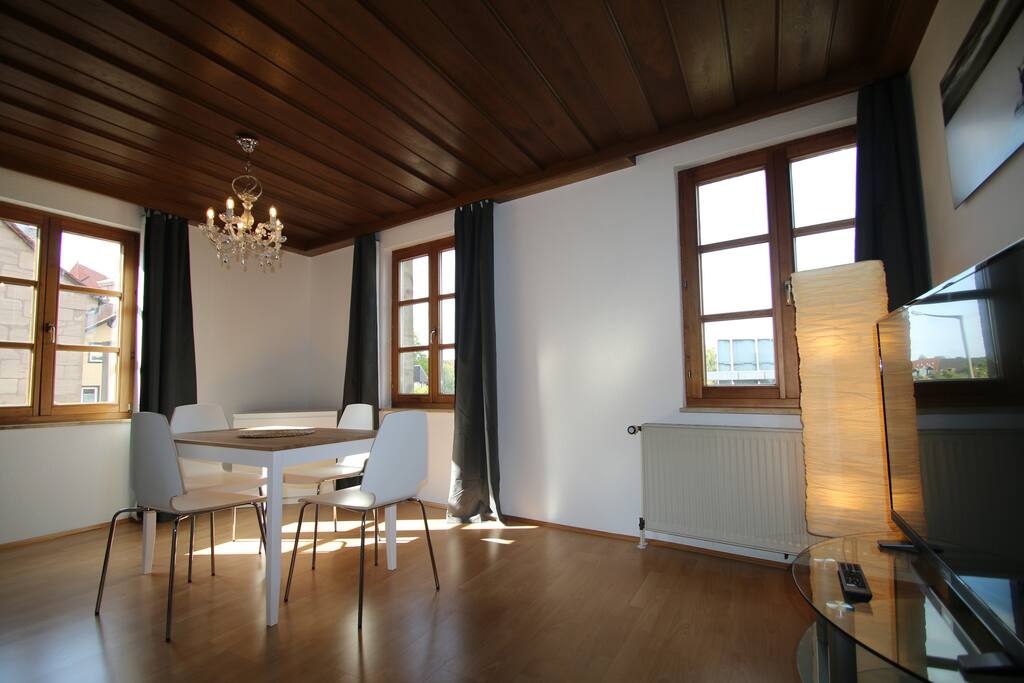Großes Wohnzimmer mit Schlafsofa