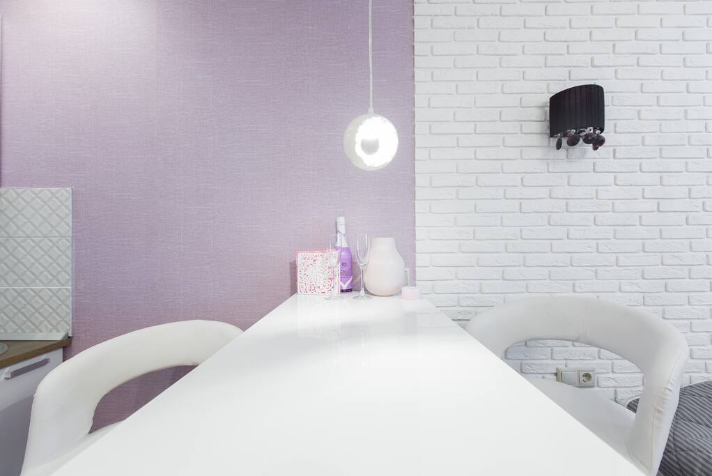 The high bar table does not take a lot of place, but lets you comfortably have your romantic dinner or a quite snack