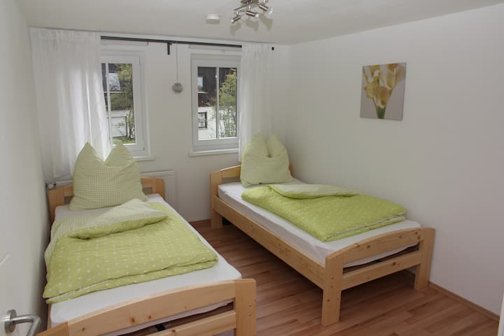 ห้องนอนที่ 2 (สองเตียงเดี่ยว)