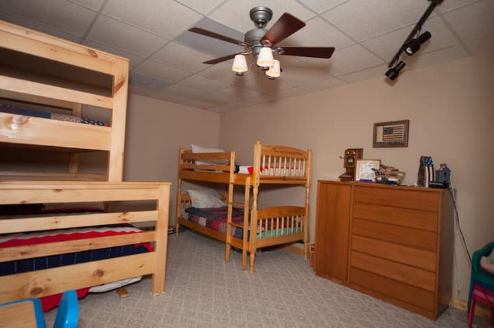 Lower Level - Full/Twin & Twin/Twin bunkbeds