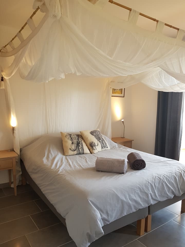 Hlavný apartmán na poschodí - klimatizácia - sieťka proti komárom v korunách stromov - priľahlá terasa 