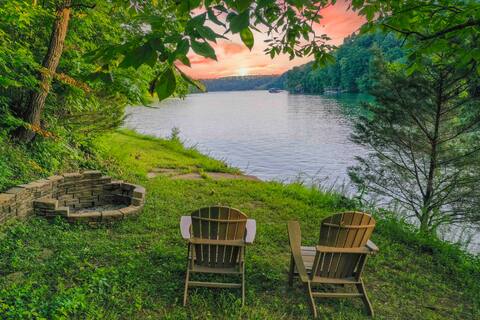 Private lakefront log cabin  w/dock & hot tub