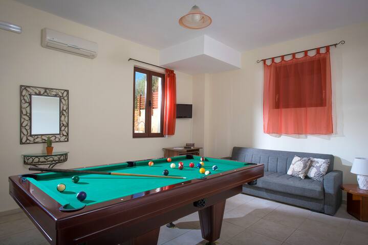 Large Group Villa w/ Gym, Hot Tub & Billiard gallery image 4
