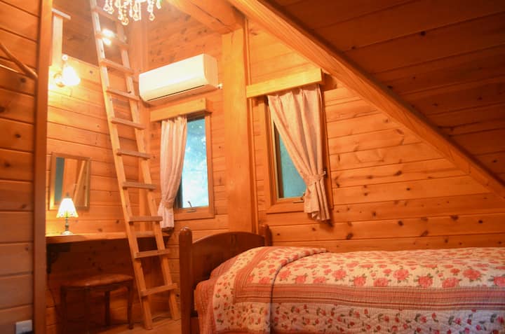 [Peter Pan] Spálňa na 2. poschodí (názov izby levanduľa) 2 lôžka.Podkrovný priestor k dispozícii.