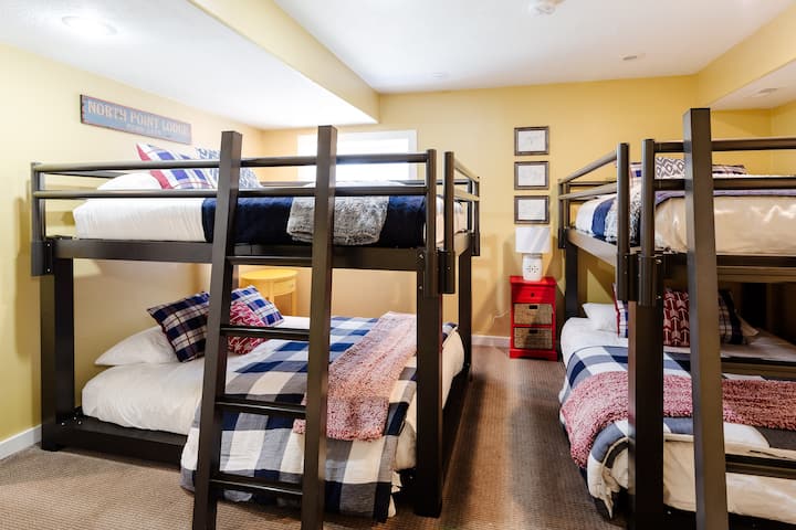 เตียงสองชั้นควีนไซส์ของ The Bunk Room สร้างขึ้นสำหรับผู้ใหญ่และรองรับน้ำหนักได้ 2,000 ปอนด์สำหรับเตียงสองชั้นด้านบน  