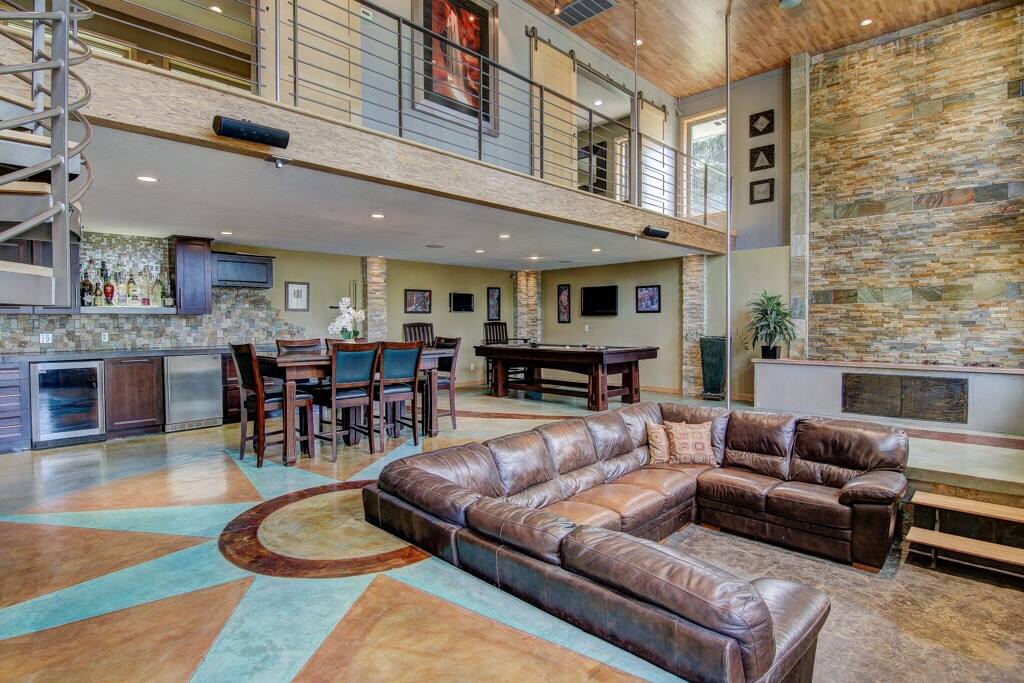 Bar/Entertainment Room