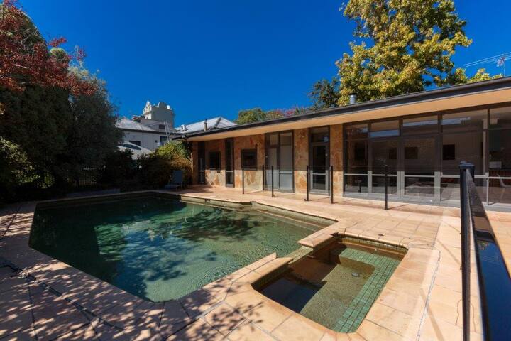 Managers House – Yarra Glen Hotel gallery image 3