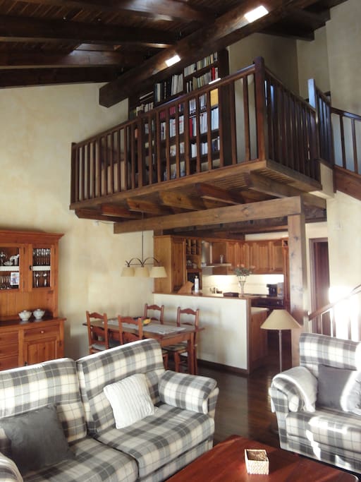 La cocina abierta y la zona de comedor están integradas en el salón, creando un espacio muy cómodo y acogedor.