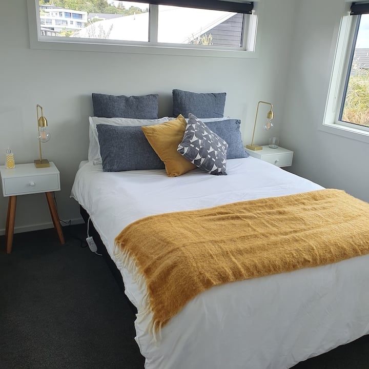 Hlavná spálňa s novou manželskou posteľou Queen, veľkým šatníkom, koatkmi a županmi na požičanie. Ďalšie prikrývky a náhradné vankúše (vyberte si svoje preferencie). Elektrická prikrývka.