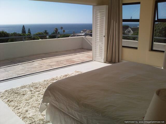 Llandudno Beach Walk. 2 min to beach. gallery image 4