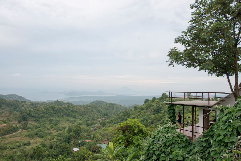 Narra Hill Balcony Room Bed and breakfasts for Rent in Tagaytay