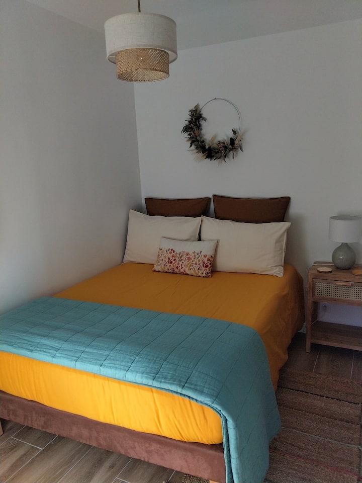 Chumba cha kulala kilicho na chemchemi ya ubora na godoro.
Kitanda ukubwa 140×190.
(Mashuka yametolewa)