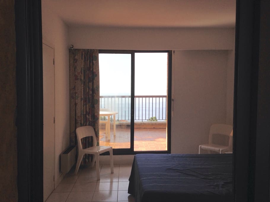 Chambre avec lit double et solarium vue sur mer