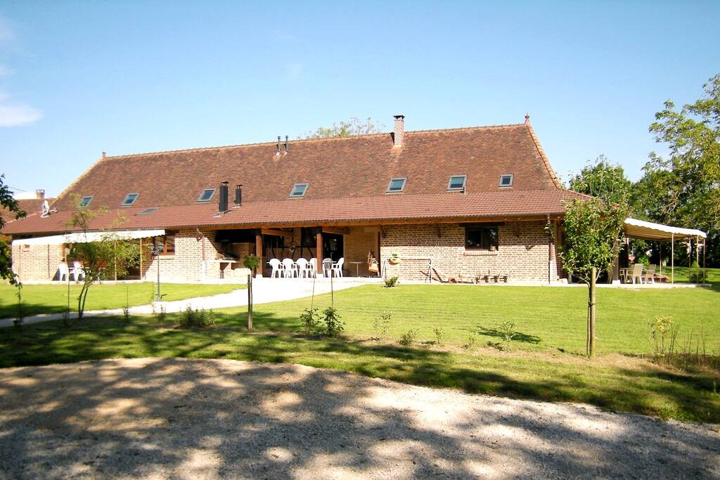 La Grange avec les deux gîtes, Le Tect à gauche et L'Huteau à droite