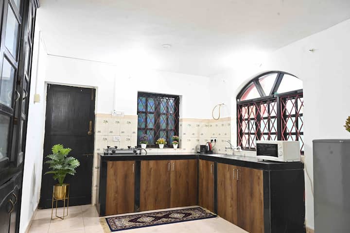 Full kitchen image 2