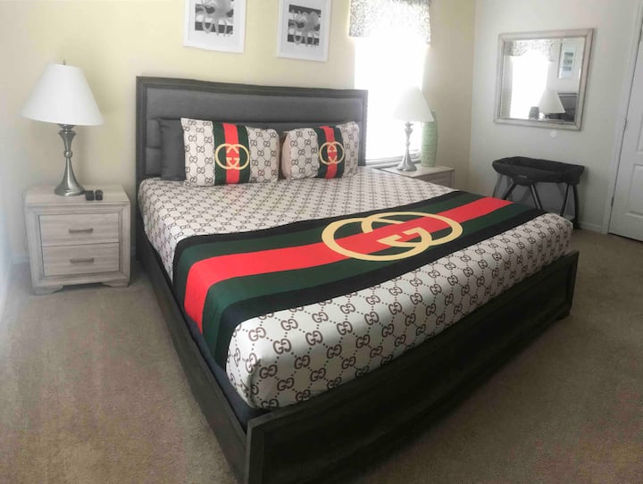 Glavna spavaća soba Gucci s bračnim krevetom i krevetićem/dječjim krevetićem s privatnom kupaonicom i tuš-kadom