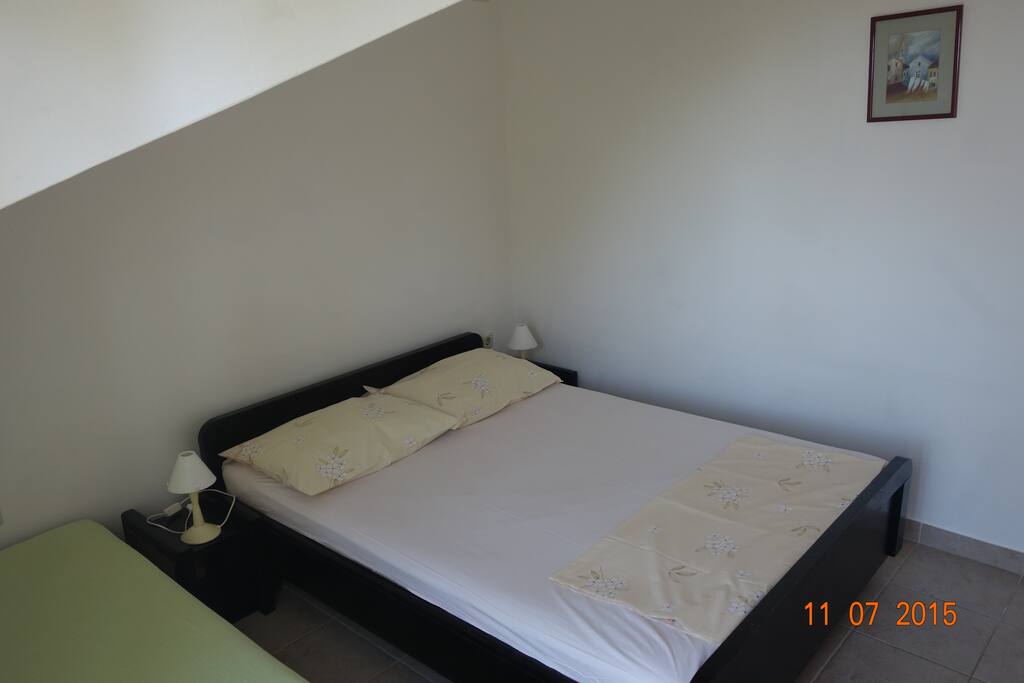 1 double bed and 1 single bed beds