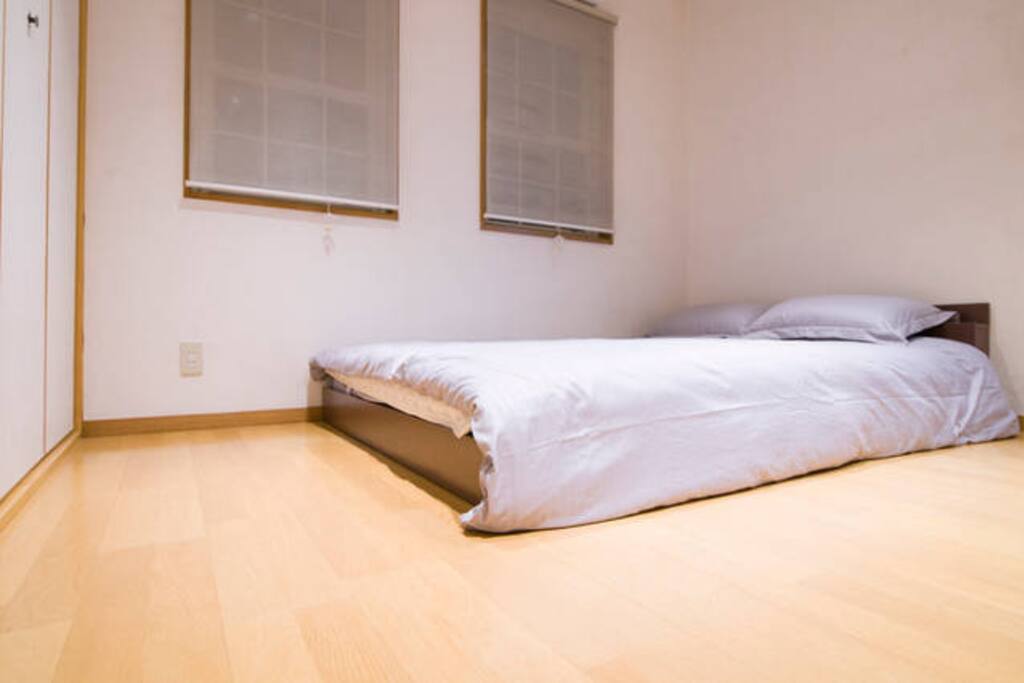 Separate bedroom/單獨的大床臥室