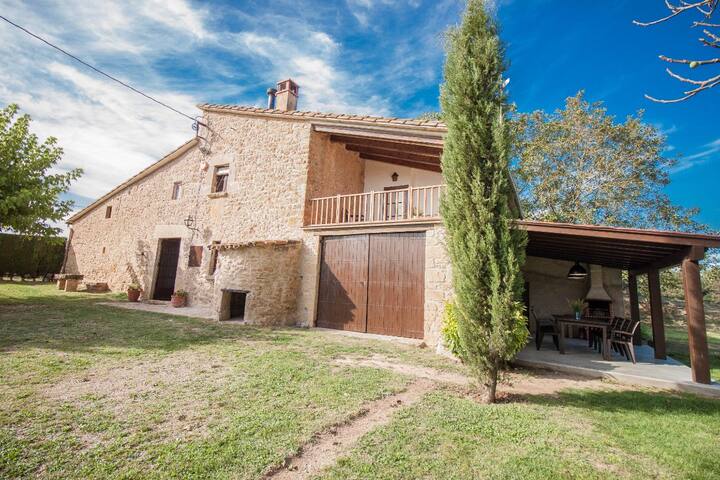 Masía de piedra con enorme jardín y piscina gallery image 2