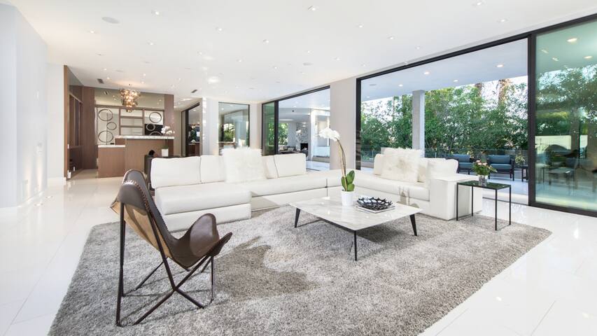 Los Angeles Modern Estate- Tennis Court & Pool gallery image 2