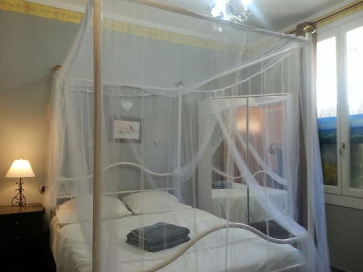 GOOD VALUE IN NOVEMBER,  MENTON, old town, beach
