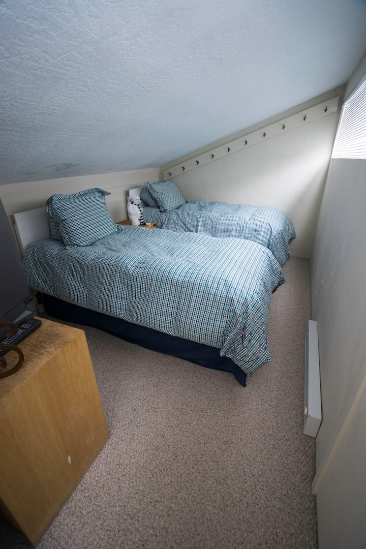 Private and quaint upstairs twin bedroom, perfect for those seeking a quiet retreat.
