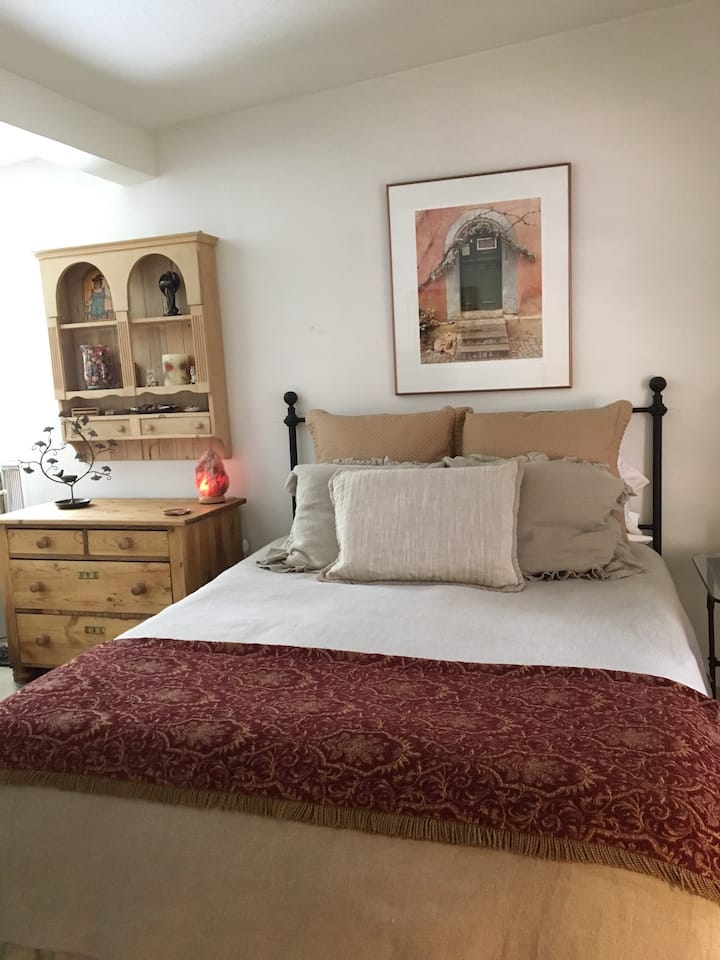 Queen size bed.
