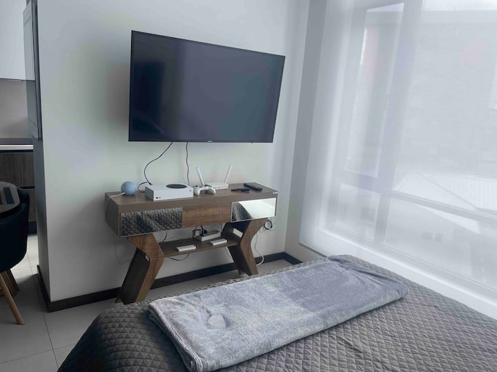 55 4K телевизор, оборудван с Xbox Series S
& Alexa 