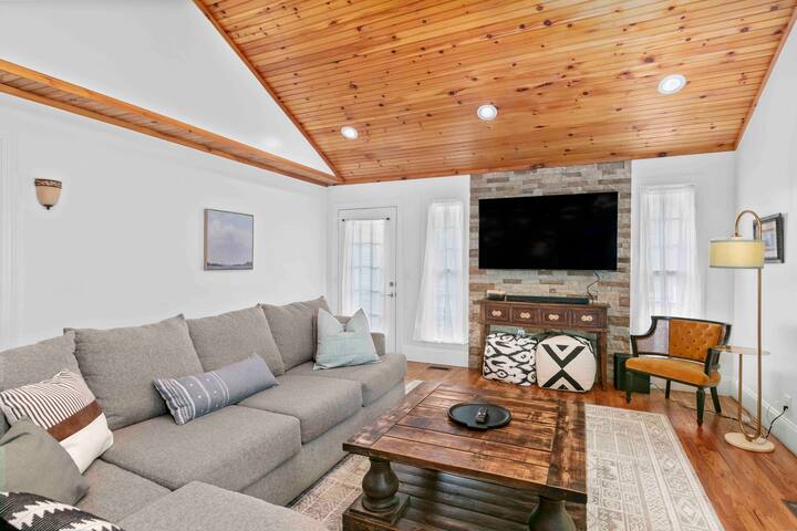 The Retreat House~Large groups, pets, hot tub gallery image 2