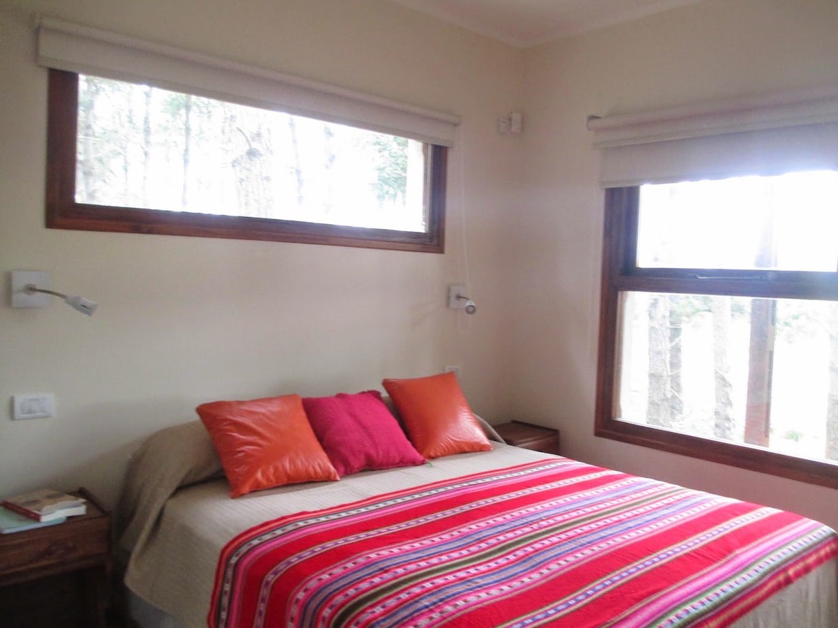 一楼卧室，标准双人床